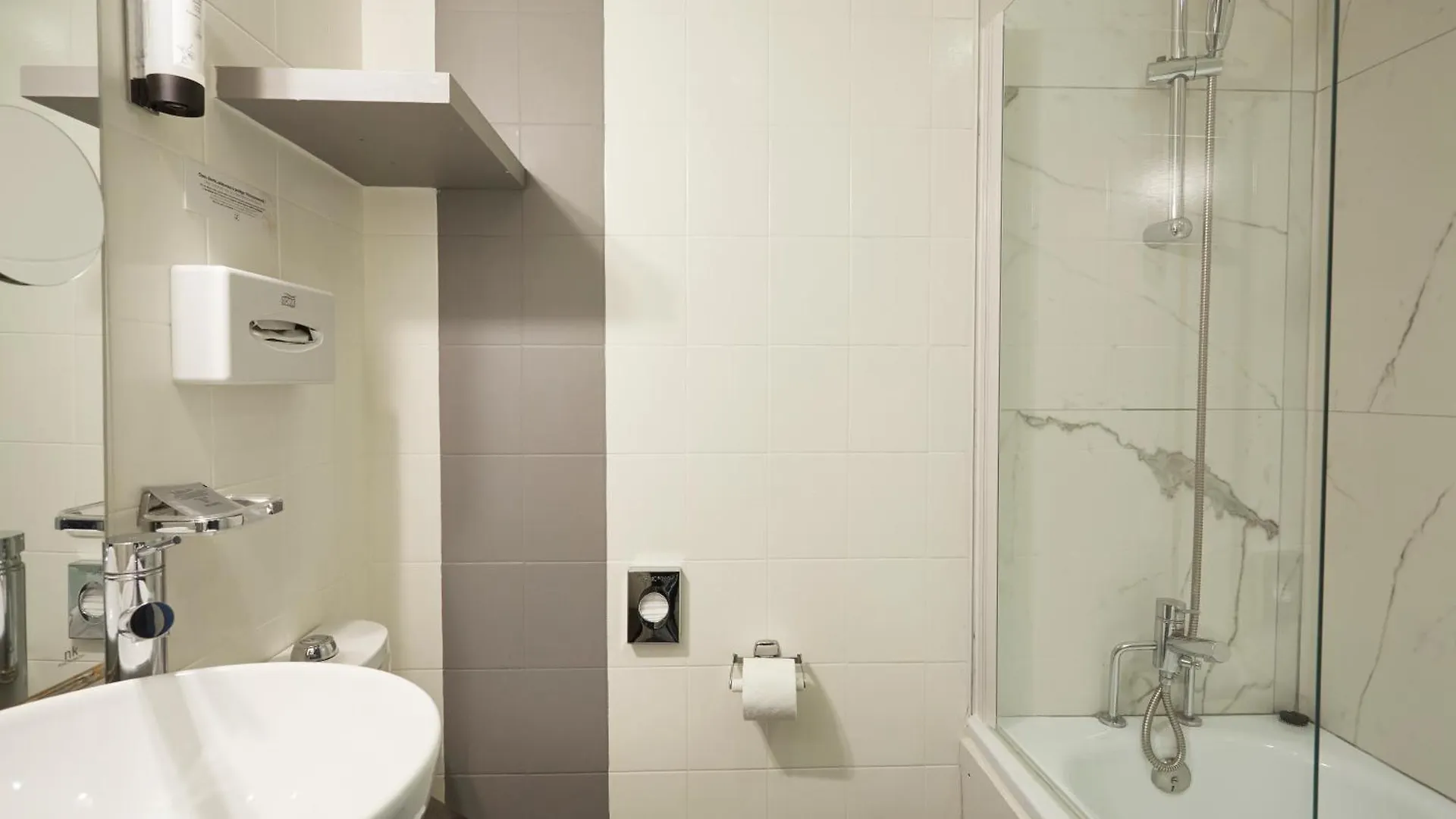 ***  Logis Hotel Jardin De Villiers Paris France