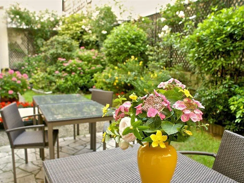 ***  Logis Hotel Jardin De Villiers Париж Франция